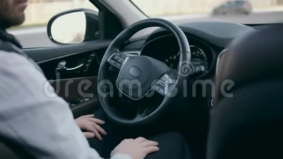 方向盘在自动停车的车里移动视频的预览图