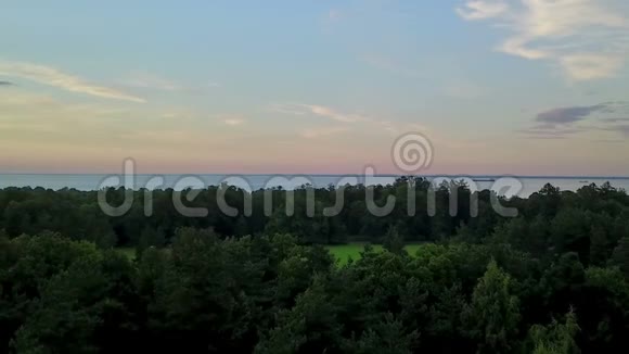 在圣亚历山大公园附近的日落时分从芬兰湾海岸的无人机上俯瞰全景视频的预览图