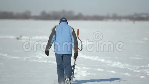 在城市公园附近冰冻湖上的渔民视频的预览图