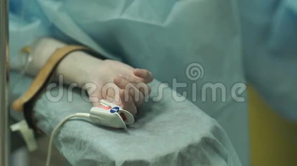 病人手术台上的手视频的预览图