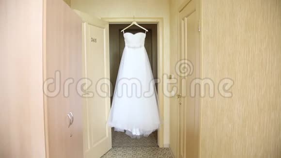 酒店房间的婚纱视频的预览图