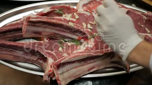 这家餐馆的厨师腌制新鲜牛肉视频的预览图