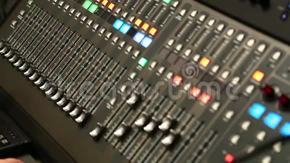 女性手移动声音混合控制台上的滤色器旋钮视频的预览图