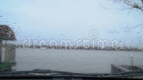 汽车上的挡风玻璃雨刷把玻璃上的雨擦干净了视频的预览图