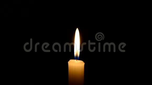 黑底烛光悲伤悲伤或悲伤的概念黑暗中的旧黄蜡烛视频的预览图