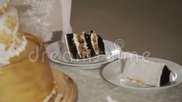 两块庆祝蛋糕视频的预览图