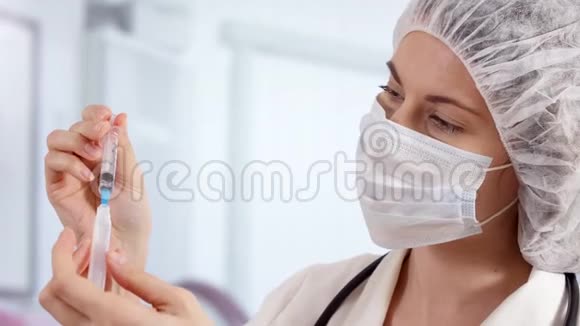 住院部专业女医生持一次性注射器女医生视频的预览图