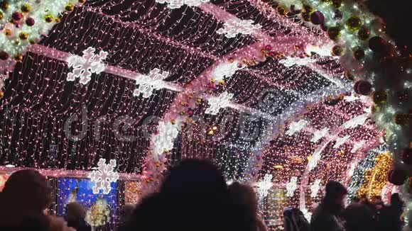莫斯科的街道上装饰着一个拱门为新年和圣诞假期照明和灯光城里人是视频的预览图