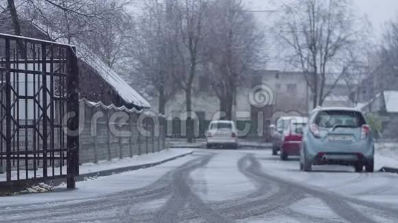 街灯和建筑物背景下的城市降雪视频的预览图