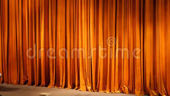 黄色的窗帘在封闭的位置用聚光灯照射的戏剧场景视频的预览图