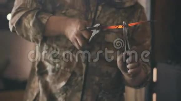 传统铁匠铺用钳子夹铁铁刀视频的预览图