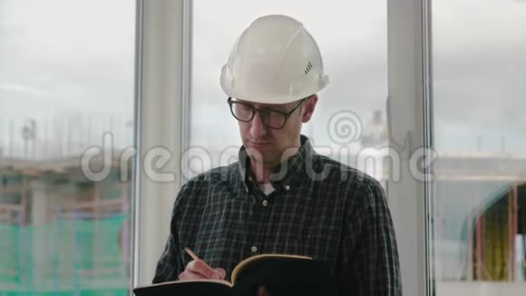 工程师在笔记本上写作视频的预览图