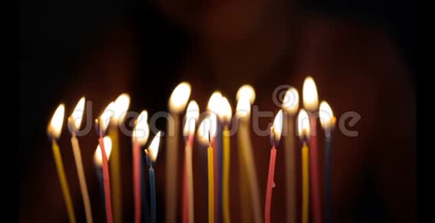 蛋糕上的生日蜡烛特写视频的预览图