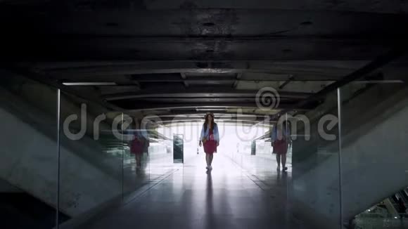 走在火车站里的年轻女子视频的预览图