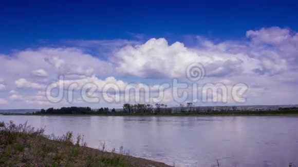 美丽的乡村景观时间流逝河流森林天空云视频的预览图