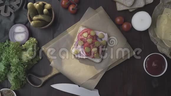 三明治与火腿和蔬菜平躺在木板上放在光线下制成快餐视频的预览图