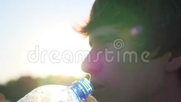 日落时分他从瓶子里喝水视频的预览图