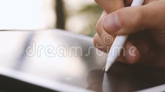 使用自然手写笔在平板上绘制设计师绘图和缩放视频的预览图