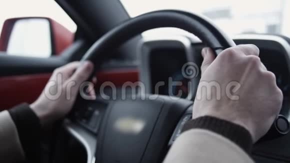 男子手臂方向盘驾驶昂贵的汽车在光明的一天视频的预览图