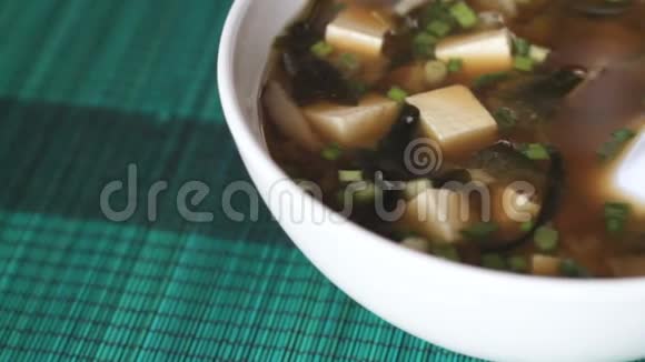 一大碗米苏汤的全景视频的预览图