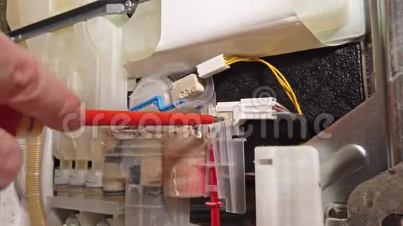 工程师修理钙化的洗碗机视频的预览图
