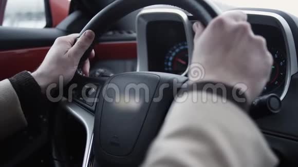 男子手臂在方向盘驾驶昂贵的汽车在光明的一天视频的预览图