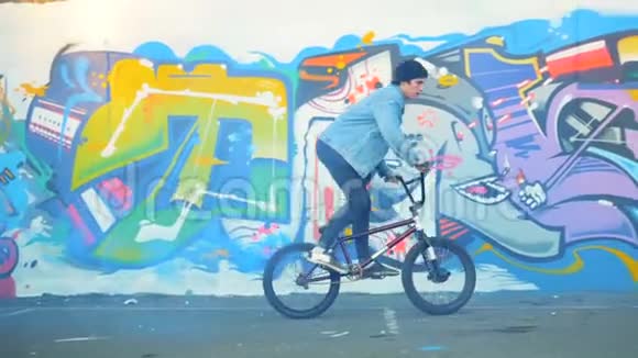 年轻的自行车手在BMX自行车上跳跃动作缓慢视频的预览图