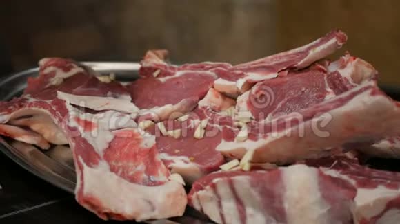 这家餐馆的厨师腌制新鲜牛肉视频的预览图