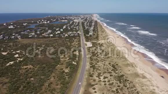 海景和山腰之间的道路鸟瞰图4k视频的预览图