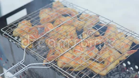 肉串上的肉串是在冬天用烤肉串煮的视频的预览图