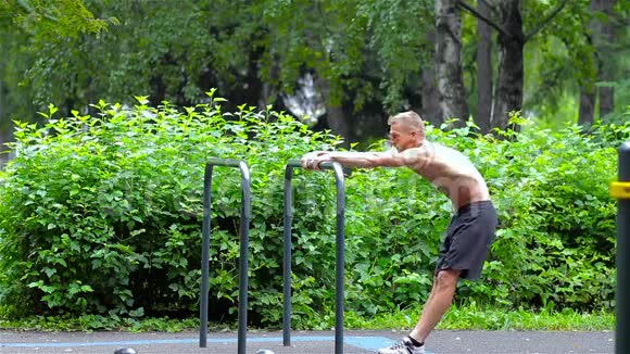 运动员在城市公园热身侧视健身视频的预览图