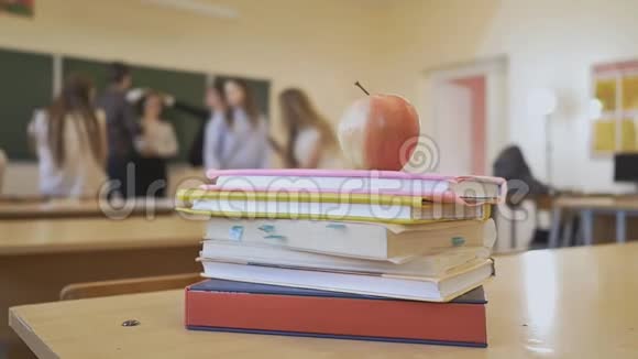 教室里的课间休息有苹果的书在桌子上学校主题视频的预览图