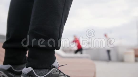 街头杂技少年弗里伦纳表演翻转户外在运动鞋前不专注视频的预览图