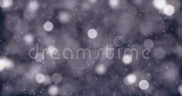 圣诞数码闪光火花银色颗粒在银色背景上流淌圣诞快乐新年视频的预览图