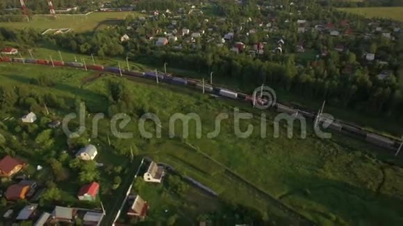 俄罗斯乡村的货运列车视频的预览图