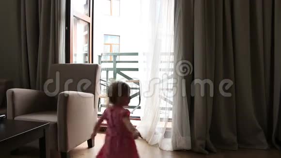 孩子玩捉迷藏快乐的小女孩玩窗帘孩子们全高清1920x1080视频的预览图