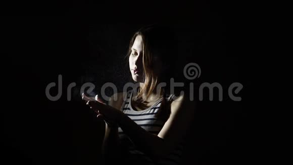 少年女孩在黑暗中举起慢动作拍手叫好视频的预览图