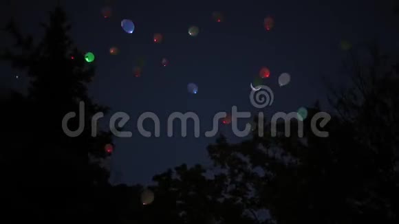 天空中闪烁着LED灯的气球视频的预览图