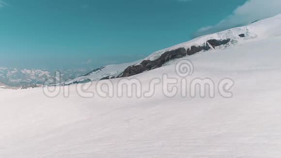 风景自然的鸟瞰雪山景观视频的预览图