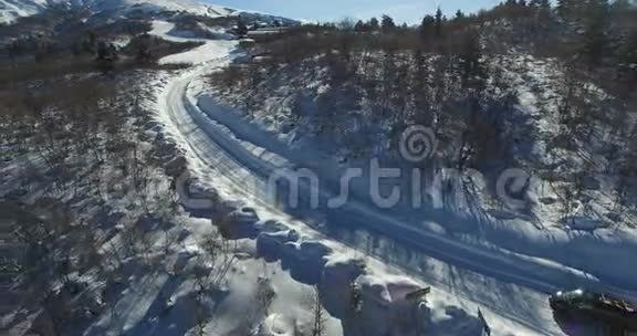汽车接近滑雪场4K无人机视频的预览图