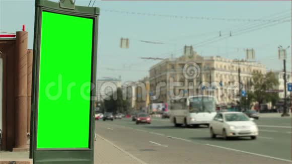 广告牌靠近城市的一条有绿色屏幕的道路视频的预览图