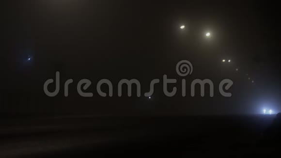 由于夜间有雾或雾道路或公路能见度差使用大灯快速驾驶的恶劣天气视频的预览图