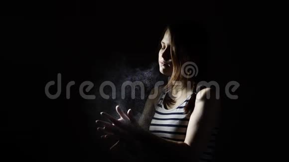 少年女孩在黑暗中举起慢动作拍手叫好视频的预览图