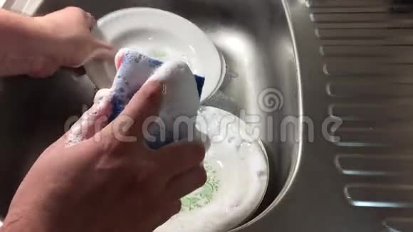 一个人洗碗视频的预览图
