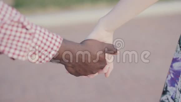 两手牵手国际友谊主题视频的预览图
