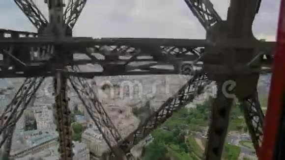 请注意电梯内的上升到埃菲尔铁塔在法国巴黎的电梯上升时铁围梁通过摄像头视频的预览图