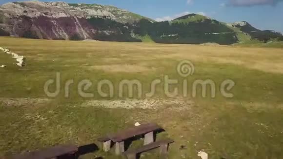4k空中射击木制野餐桌驶向令人惊叹的山谷意大利阿布鲁佐视频的预览图