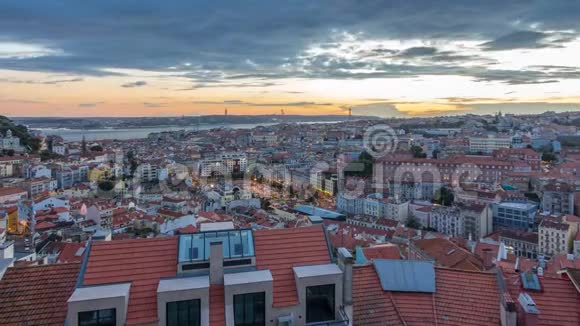 葡萄牙里斯本日落之后城市中心带红色屋顶的全景图视频的预览图