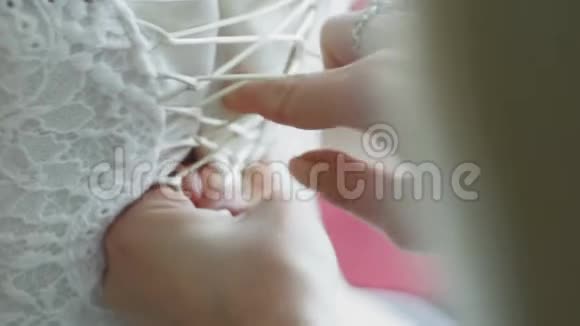 婚礼概念伴娘结婚礼服系蝴蝶结视频的预览图