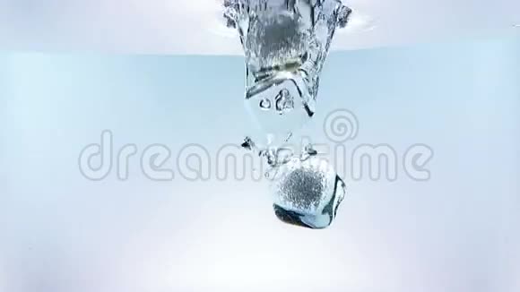 冰块落在白色背景下溅入水中慢镜头夏季时喝新鲜饮料视频的预览图